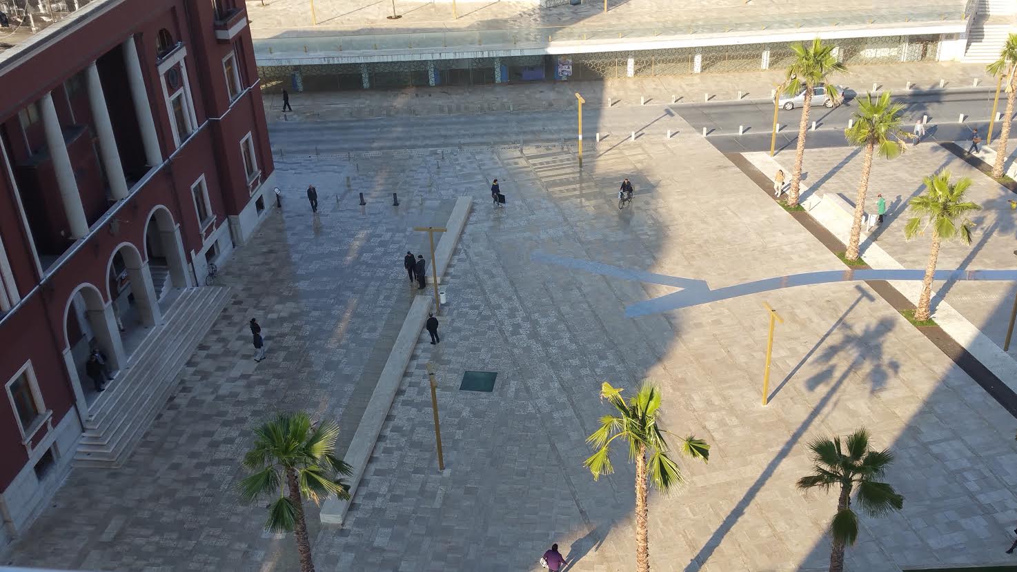 Në sheshin e Durrësit, qytetarët mund të “thyejnë” qafën çdo mëngjes