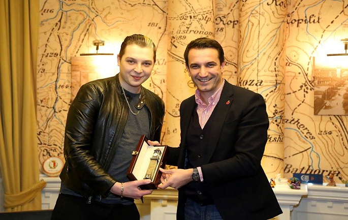 500 mijë euro për të sjellë John Newman në Tiranë?