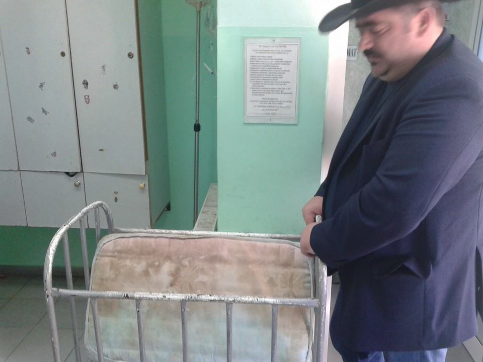 “Kaubojsi” i ‘nxjerr bojën’ spitalit dhe mjekëve: Papastërti në kulm dhe doktorë të pirë