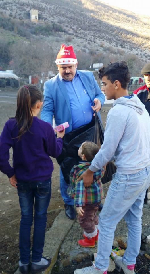 Deputeti kaubojs ndan dhurata me qeset e plehrave (Foto)