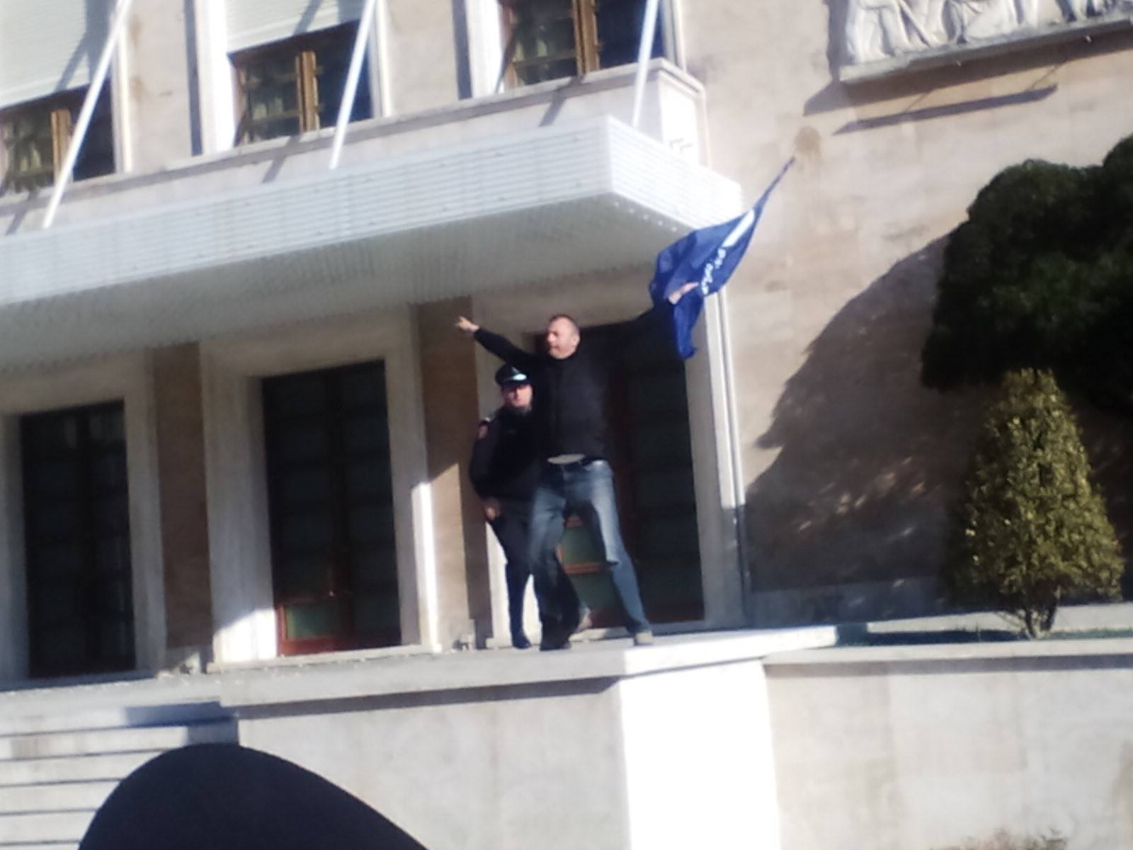 Fotolajm/ Ky simpatizant çan rrethimin, në kryeministri me flamurin e PD