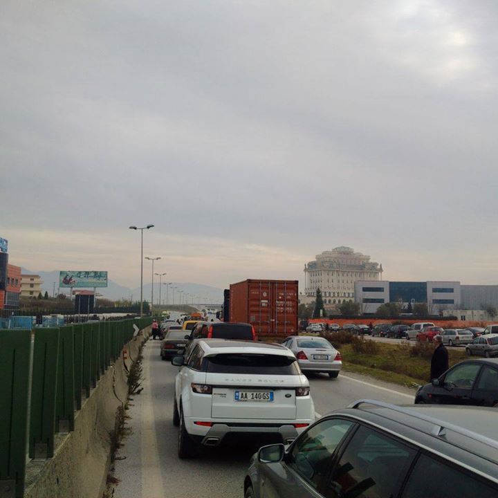 Fotot/ Zululandi shqiptar. Si bllokohet autostrada pa asnjë paralajmërim