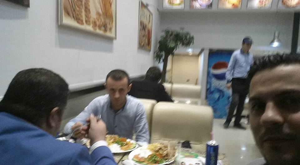 Këshilltari i Ndocajt nuk e lë deputetin të qetë, as në fast-food