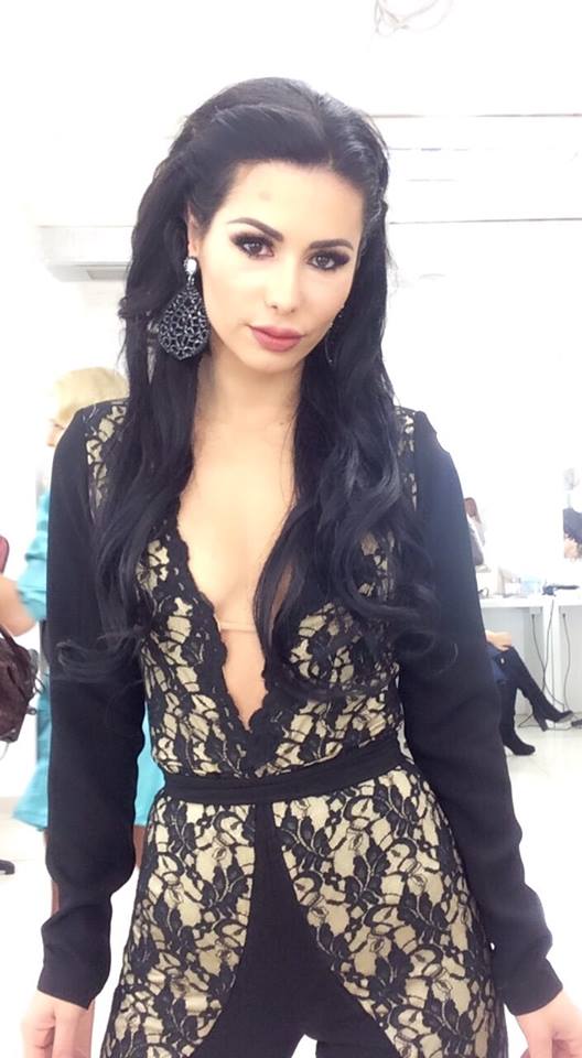 Soni Malaj i rikthehet spektaklit, pas humbjes së babait