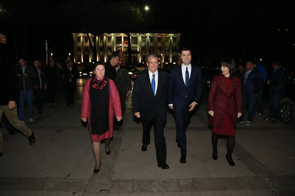 Fotot/ Gratë e liderëve të PD në festë, Liri Berisha lë në hije Aurela Bashën