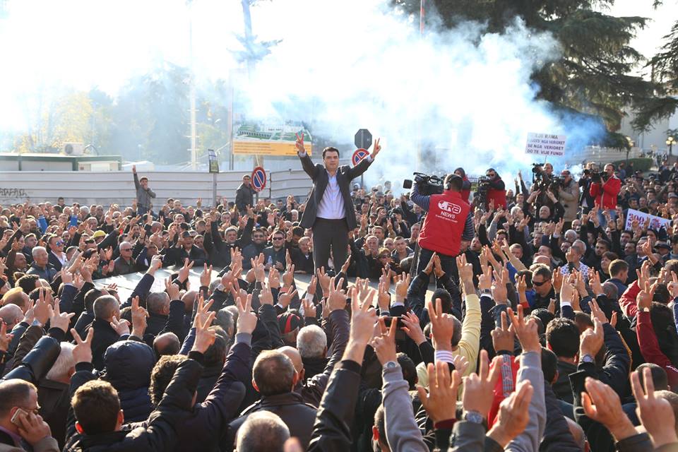 Sot protesta e fundit për 2015, Rama e Meta ikin nga Shqipëria