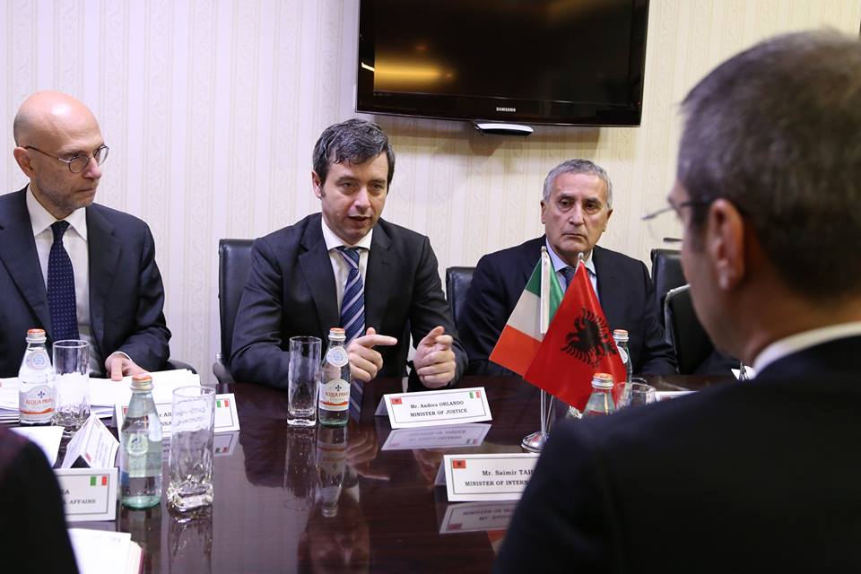 Ministri që u kërcënua me prerje koke nga ISIS flet për terrorizmin në Tiranë