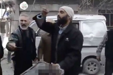 Video shqetësuese/Burri i xhindosur: Hajde mish siriani për shitje