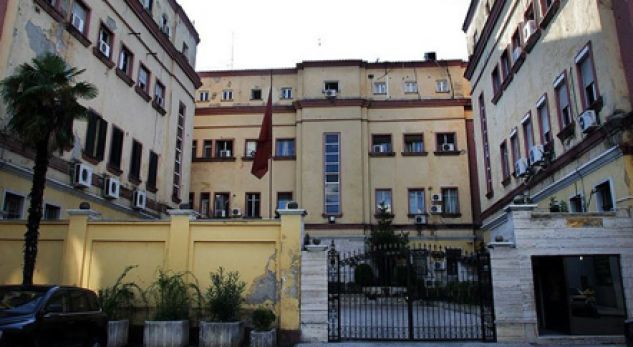Zjarr në oborrin e Ministrisë së Brendshme të Shqipërisë