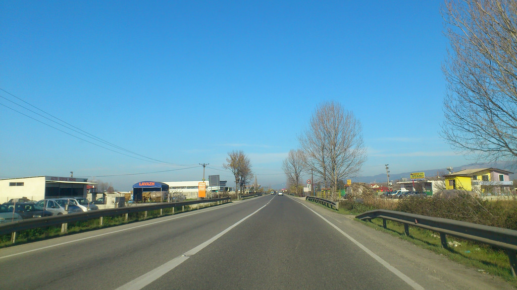 Varrezat e makinave, ultimatum deri në 31 janar për t’u larguar nga rruga