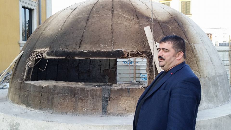 Deputeti ‘Kaubojs’ shkon tek bunkeri: Erdha të ha picë, por zjarri qenka shuar (foto)