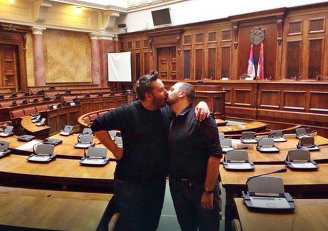 Foto/ Çifti homoseksual puthet në sallën e parlamentit