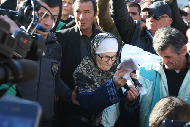 FOTO/ “Nona” e protestës, kjo është gjyshja që dogji foton e Ramës