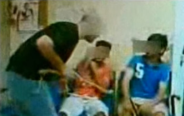 VIDEO/ Policia greke detyroi emigrantët të rrihnin njëri-tjetrin, fitojnë 150 mijë euro dëmshpërblim