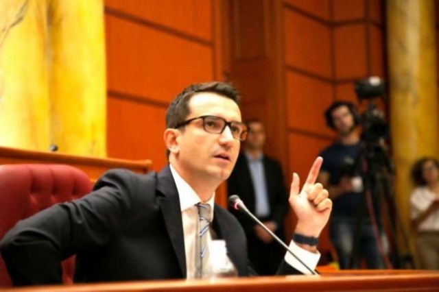 Veliaj: Basha gjuhë rrugaçërie