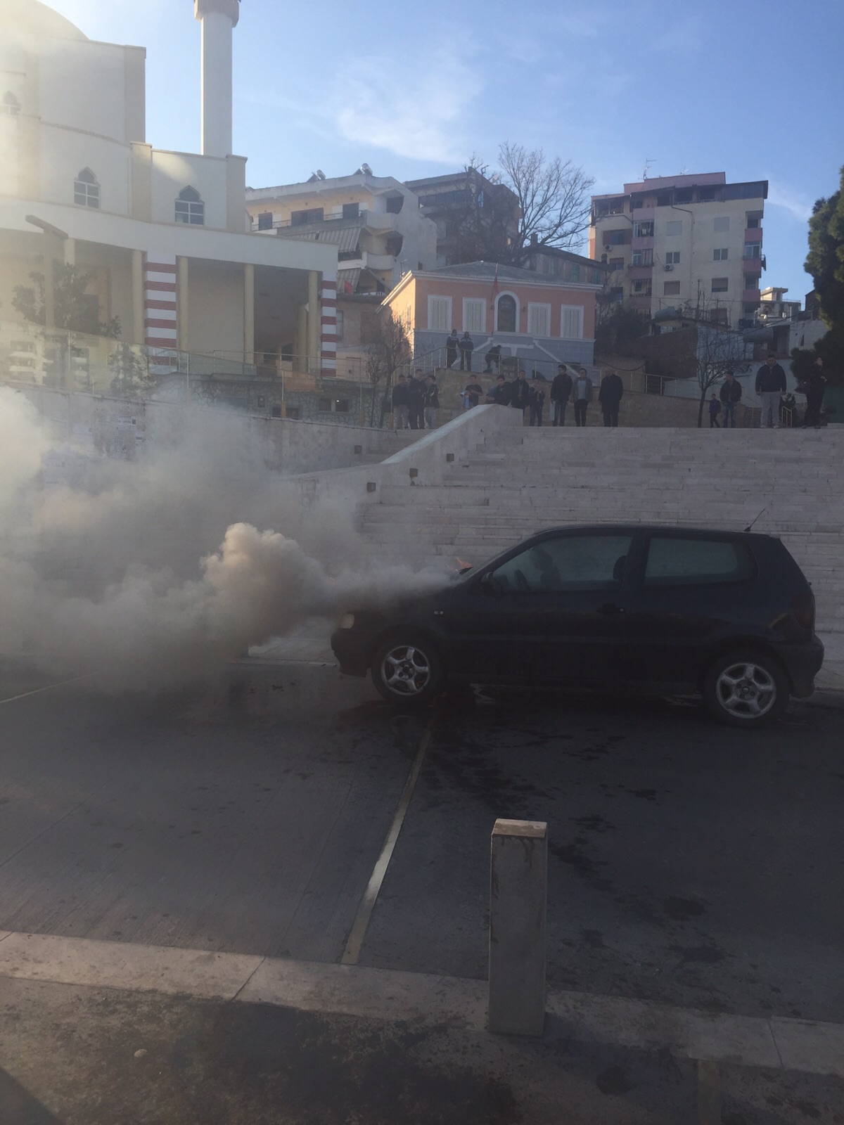 Lajm i fundit/ Digjet makina para xhamisë së Durrësit. Foto nga vendngjarja