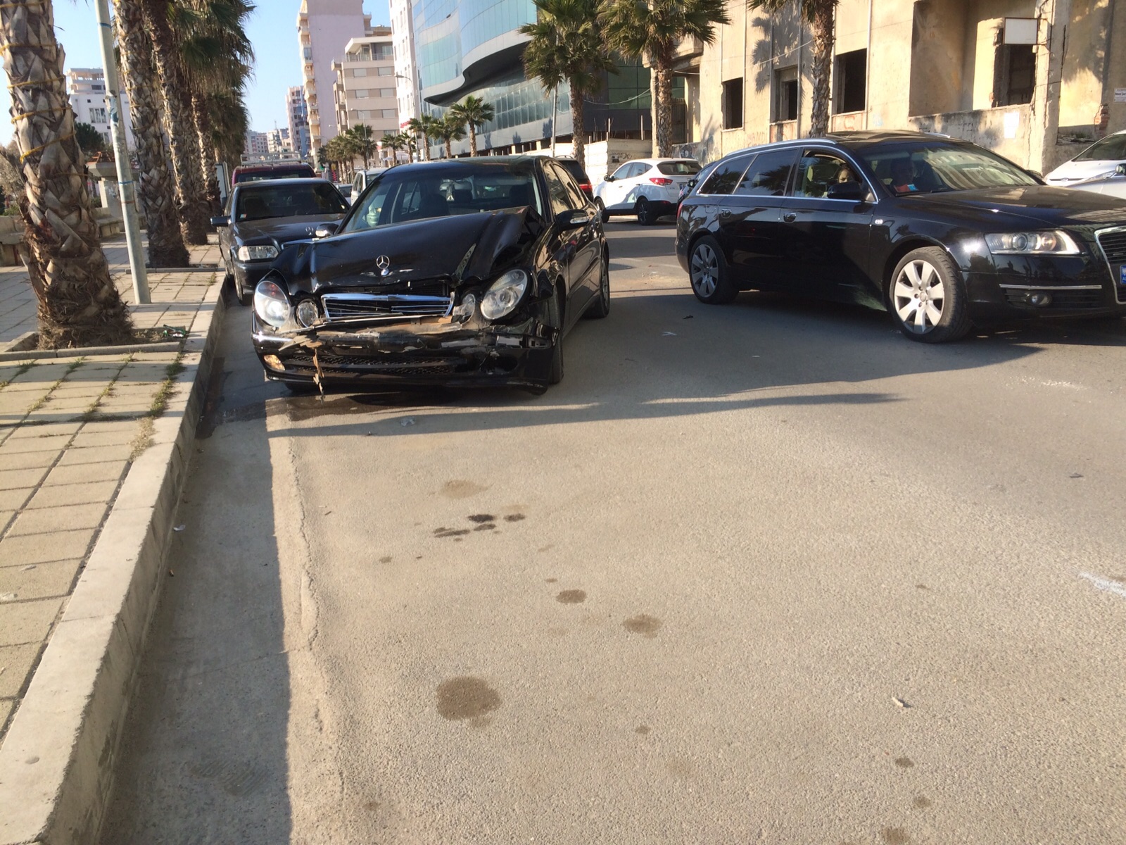 Garë me makina në shëtitoren e Durrësit, përplasen tri automjete në radhë
