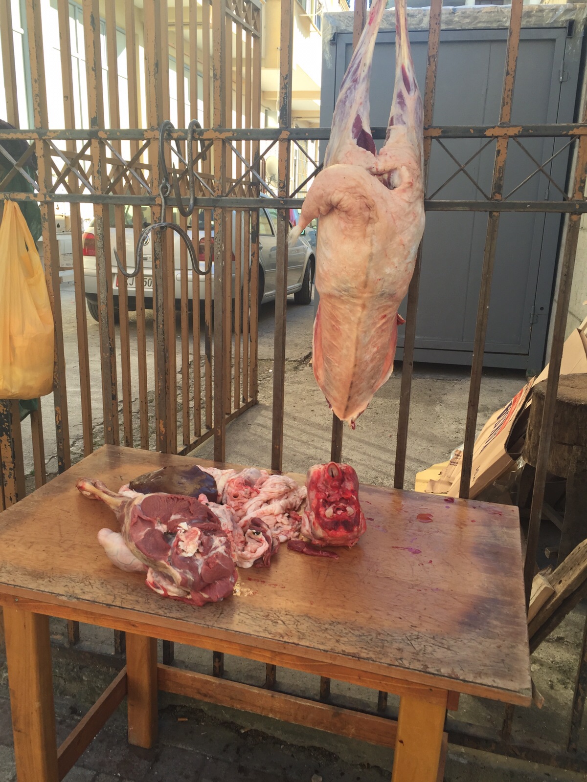 Skandal/ Ja si tregtohet mishi në Kavajë (Foto)