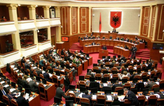 Tension në parlament. Taulant Balla përplaset me Berishën