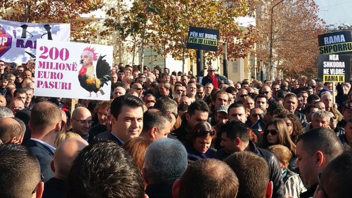 VIDEO/ Protestuesit qëllojnë edhe ndaj gazetarëve