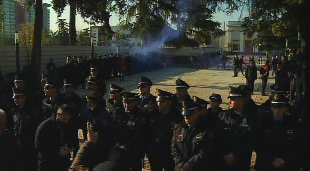 Protestuesit hedhin vezë, domate, patate e fruta drejt Kuvendit