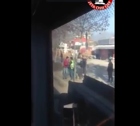 Kontrollori i autobusit rreh të moshuarin pse u ankua për vonesën