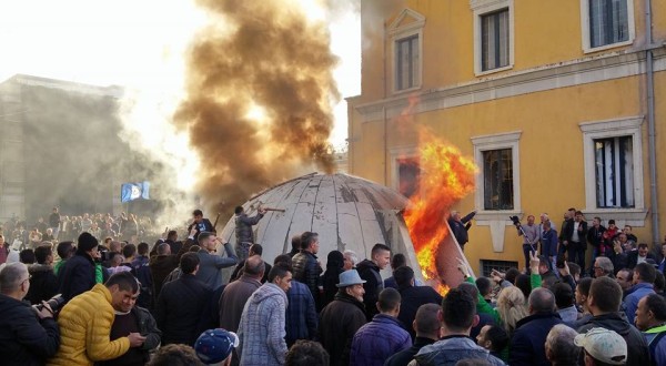 8 Dhjetori, arrestohet në Durrës protestuesi i dhunshëm 74-vjeçar