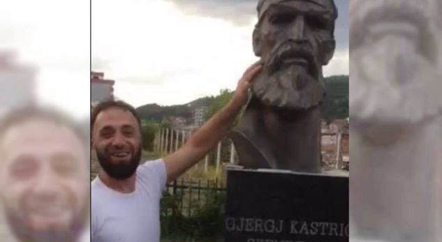 Foto/ Dhunoi bustin e Skënderbeut, i thyejnë hundën