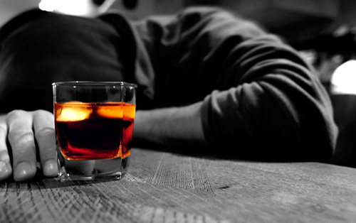 Në Shqipëri, 10% e popullsisë e varur nga alkooli