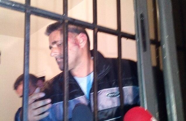 Demokratët rrethojnë komisariatin. Protestuesi flet nga qelia: Më rrahu shefi i krimeve