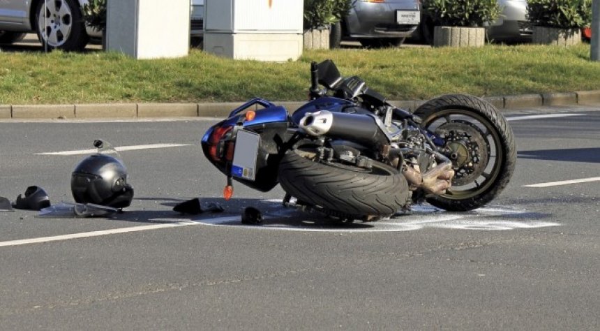 Përplasen 2 motora, një i vdekur dhe dy të plagosur