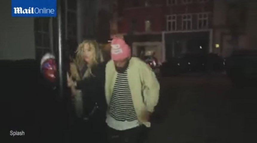 Shihni momentin kur Rita Ora përplaset me shtyllën elektrike (Video)