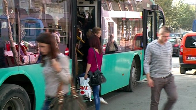 Gruaja po zbrise nga autobusi, përplaset për vdekje në trotuar
