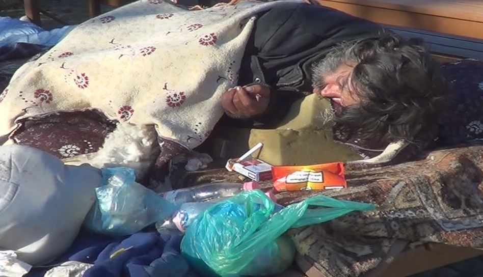 I pastrehu që e kaloi Krishtlindjen në stolat e lulishtes