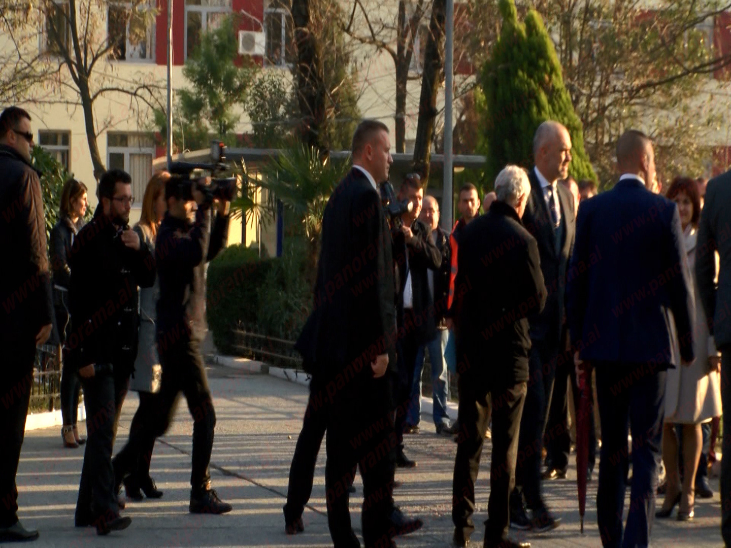 Foto/ Kryeministri në Shkodër, i armatosur me çadra