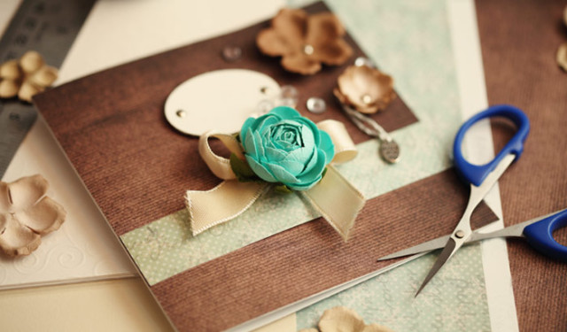 Ja si mund të krijoni vetë një kartolinë festive (VIDEO)