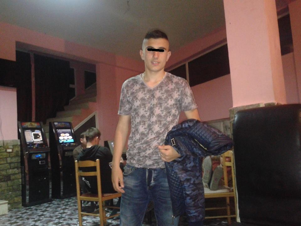 Me pistoletë në shkollë djali i deputetit, arrestohet bashkë me shoqen