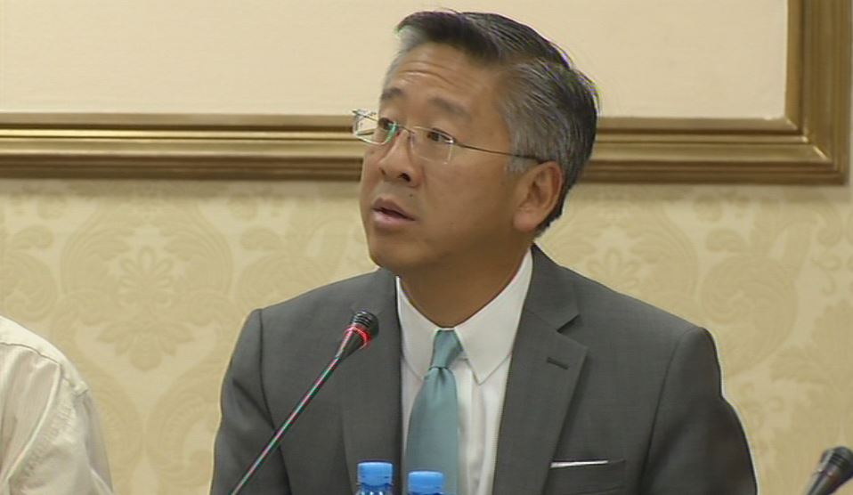 Ambasadori Lu kritikon sërish: Sistemi i korruptuar po shkatërron jetët e njerëzve