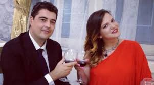 A do të kalojnë bashkë festat, bukuroshja durrsake dhe nipi i Enverit?