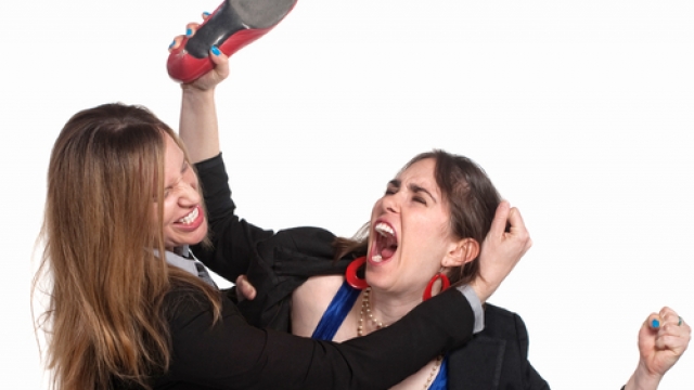 Hall i dyfishtë. Ndahet nga burri, e rreh edhe gruaja e re e tij