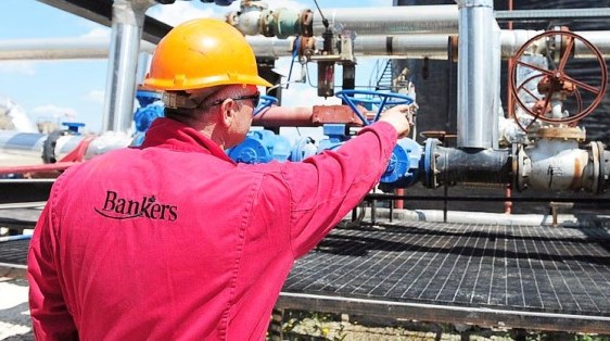 Njihni rrogat e çmendura në Bankers: Nga 50 në 100 milionë lekë në muaj!