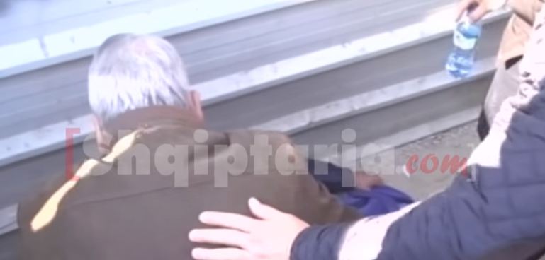 Video/ Qytetarit i bie të fikët, e ndihmon ‘mjeku i protestës’ Halim Kosova