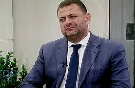 Skandali me barnat, Ilir Beqja favorizon Tom Doshin