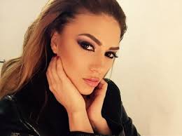 Elvana Gjata, mban fustanin me duar mos të dalë “fushë” në skenë (Video)