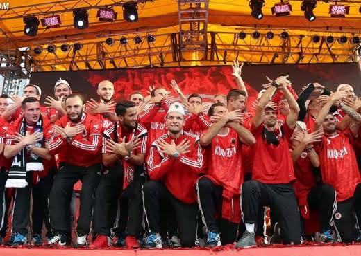 Batutat dhe urimet e kuqezinjve për festat (video)