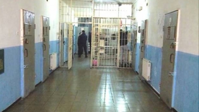 Burgjet bëjnë amnisti, por nuk do japin leje për fundvit