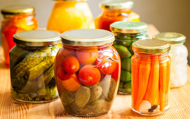 Edhe me enë të turshive mund ta dekoroni shtëpinë për vitin e ri (VIDEO)