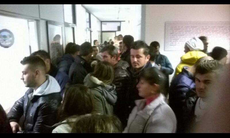 Denoncimi/ Emigrantët torturohen pa marrë shërbim në zyrat e Konsullatës në Milano