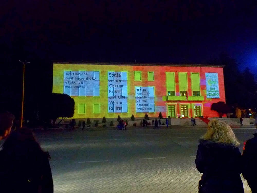 Rama fton qytetarët të urojnë te muri i Kryeministrisë