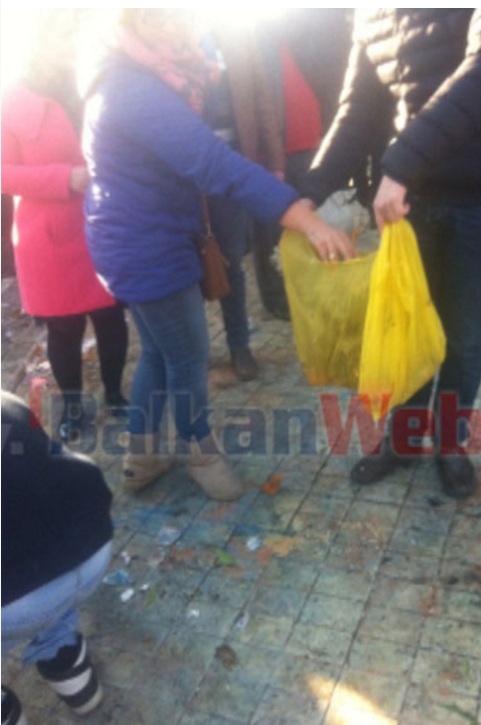 PD frikë nga gjobat e Veliajt, mbledh mbeturinat pas protestës